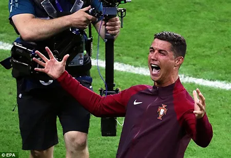 Ronaldo 3 lần bật khóc trong trận chung kết Euro 2016 ảnh 20