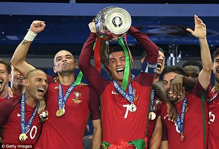 Ronaldo 3 lần bật khóc trong trận chung kết Euro 2016 ảnh 24