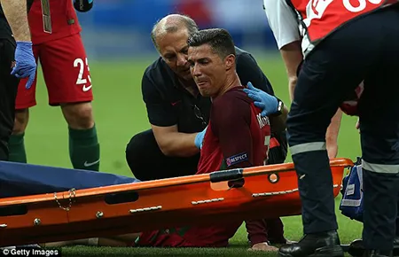 Ronaldo 3 lần bật khóc trong trận chung kết Euro 2016 ảnh 10