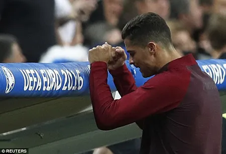 Ronaldo 3 lần bật khóc trong trận chung kết Euro 2016 ảnh 19