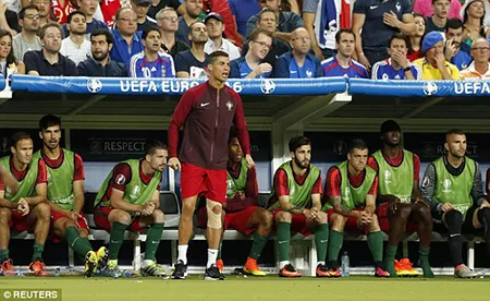 Ronaldo 3 lần bật khóc trong trận chung kết Euro 2016 ảnh 16