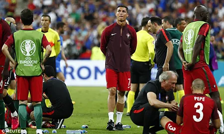 Ronaldo 3 lần bật khóc trong trận chung kết Euro 2016 ảnh 14