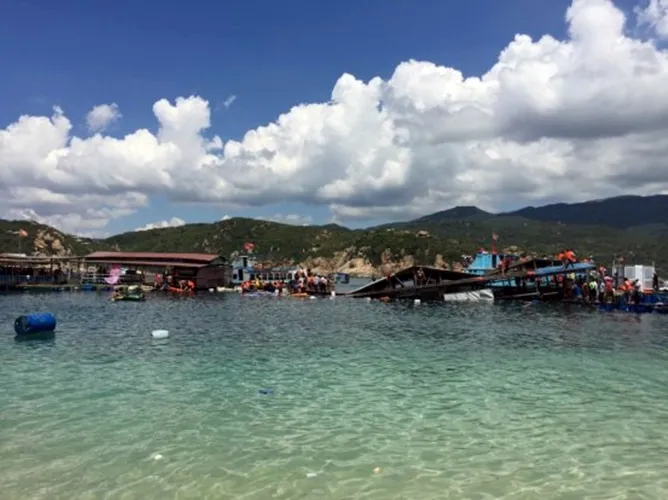 Sập nhà hàng nổi ở Vĩnh Hy:Tiếp tục tìm kiếm hai nạn nhân ảnh 3