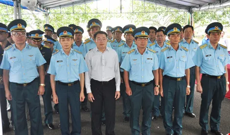 Chùm ảnh: Lễ viếng học viên phi công hy sinh do máy bay rơi ở Phú Yên ảnh 6