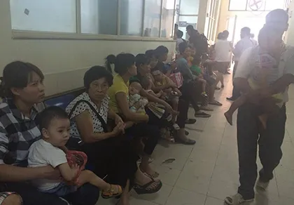 Thời tiết giao mùa, mỗi ngày gần 3.000 lượt trẻ vào bệnh viện ảnh 2