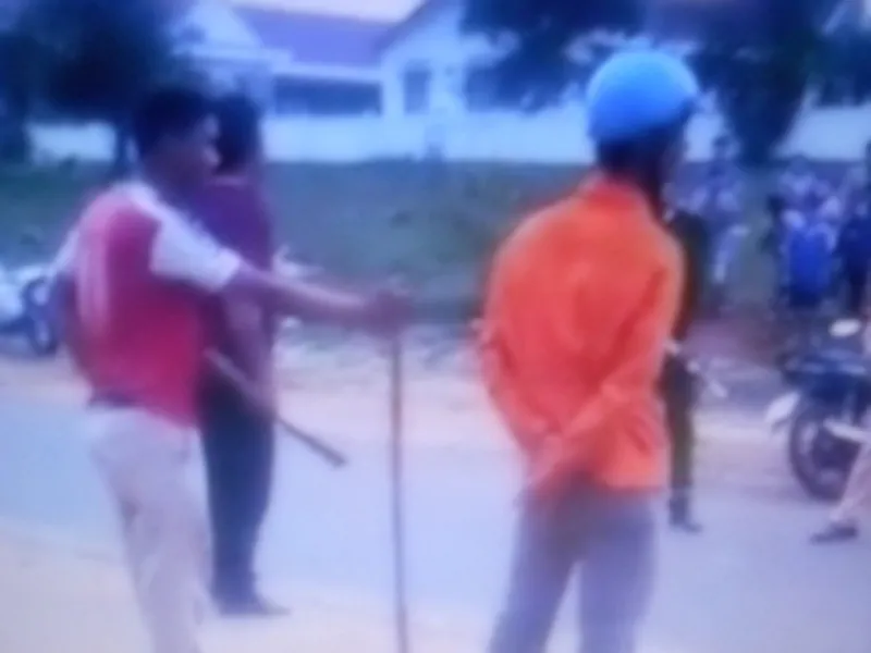 Không đội mũ bảo hiểm còn chém trung úy công an ảnh 2