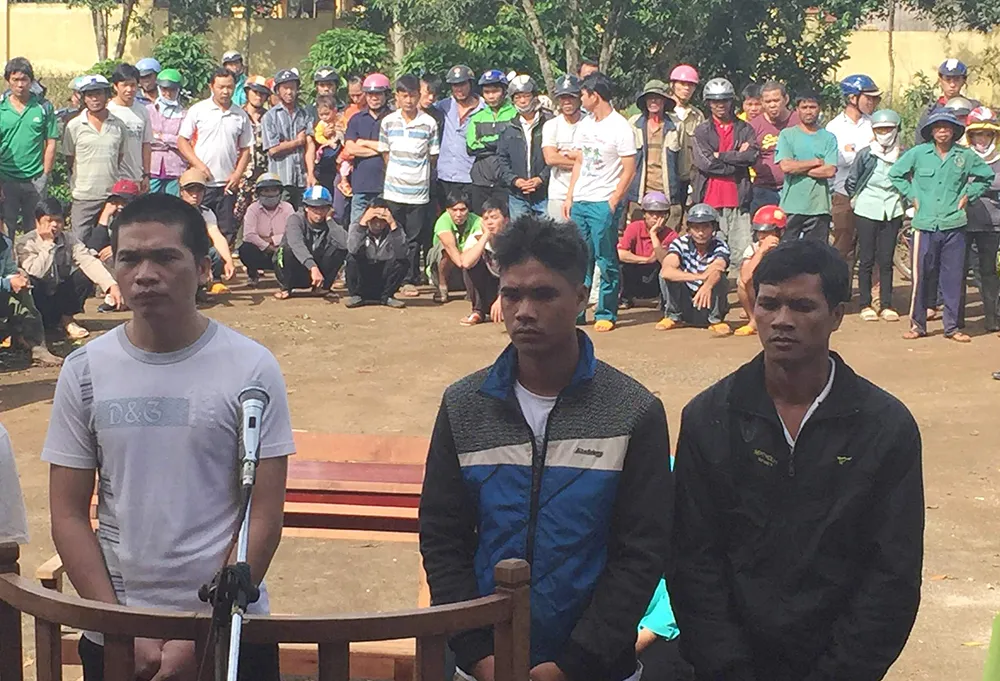 Không đội mũ bảo hiểm còn chém trung úy công an ảnh 1