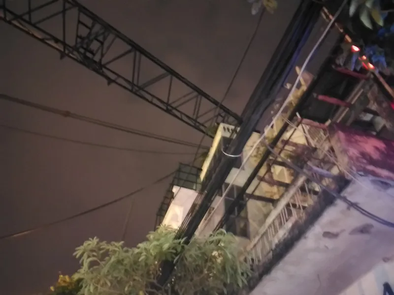 Cần cẩu sập vắt ngang đường, đè vào nhà dân ảnh 2