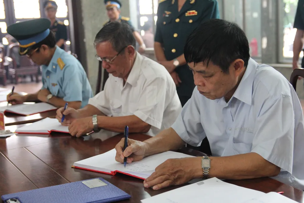 Lễ truy điệu 3 phi công hi sinh khi làm nhiệm vụ ảnh 26 Lễ truy điệu 3 phi công hi sinh khi làm nhiệm vụ ảnh 26