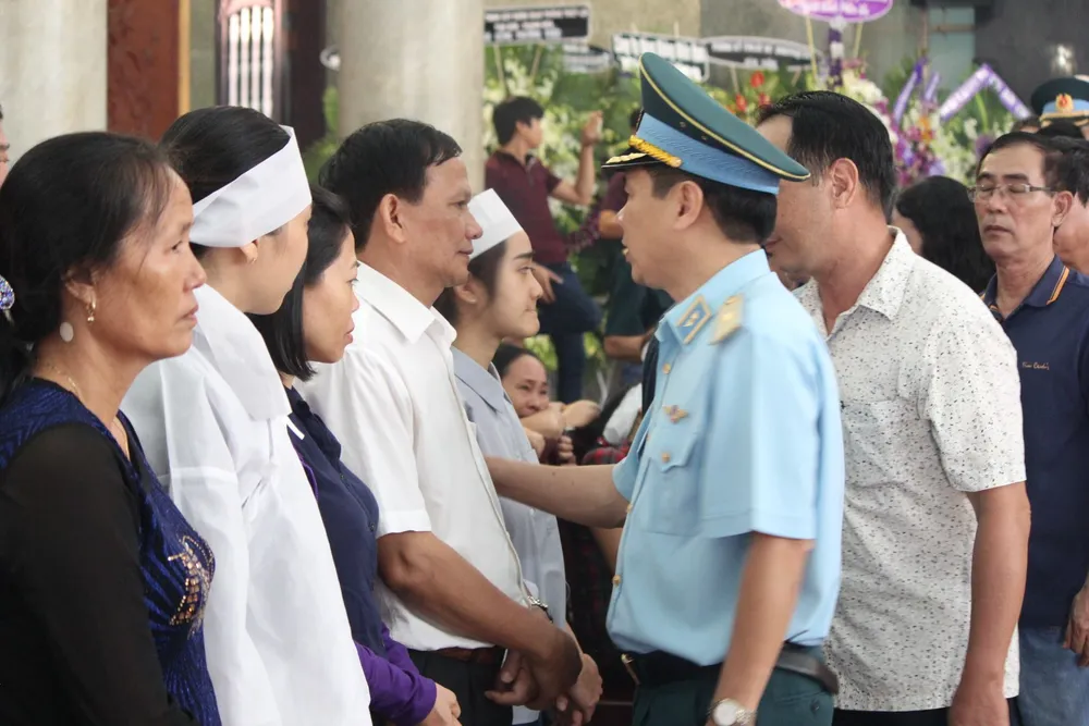 Lễ truy điệu 3 phi công hi sinh khi làm nhiệm vụ ảnh 24 Lễ truy điệu 3 phi công hi sinh khi làm nhiệm vụ ảnh 24