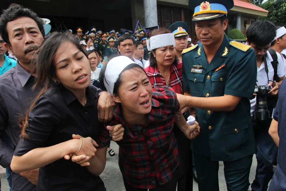 Lễ truy điệu 3 phi công hi sinh khi làm nhiệm vụ ảnh 6 Lễ truy điệu 3 phi công hi sinh khi làm nhiệm vụ ảnh 6