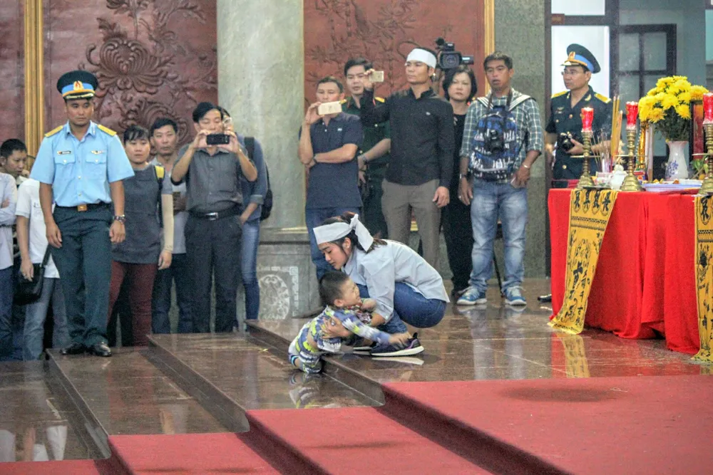 Lễ truy điệu 3 phi công hi sinh khi làm nhiệm vụ ảnh 36 Lễ truy điệu 3 phi công hi sinh khi làm nhiệm vụ ảnh 36