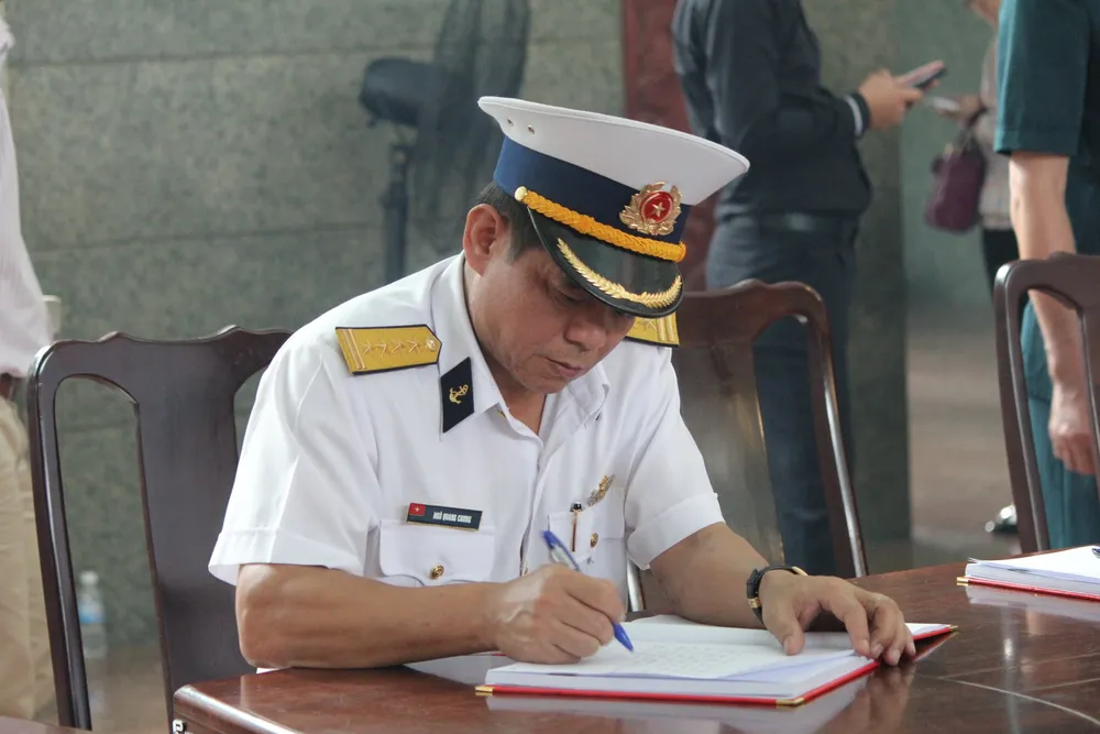 Lễ truy điệu 3 phi công hi sinh khi làm nhiệm vụ ảnh 30 Lễ truy điệu 3 phi công hi sinh khi làm nhiệm vụ ảnh 30