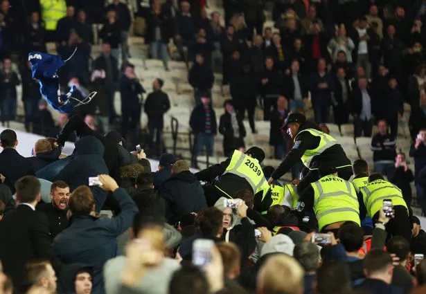 CĐV Chelsea và West Ham ẩu đả ngay trên sân ảnh 4 CĐV Chelsea và West Ham ẩu đả ngay trên sân ảnh 4