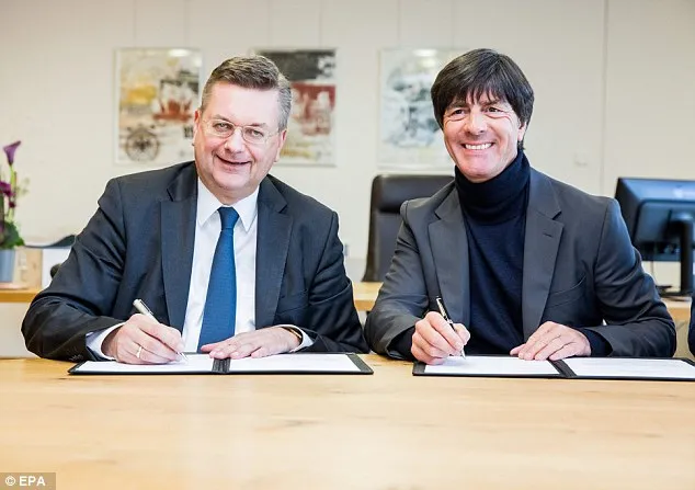 Low chấm dứt mọi đồn đoán về tương lai ở tuyển Đức ảnh 1 Low chấm dứt mọi đồn đoán về tương lai ở tuyển Đức ảnh 1