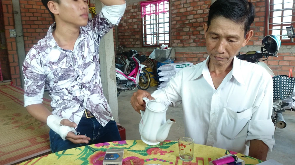 Nhóm côn đồ đánh người vô cớ gãy tay ảnh 1