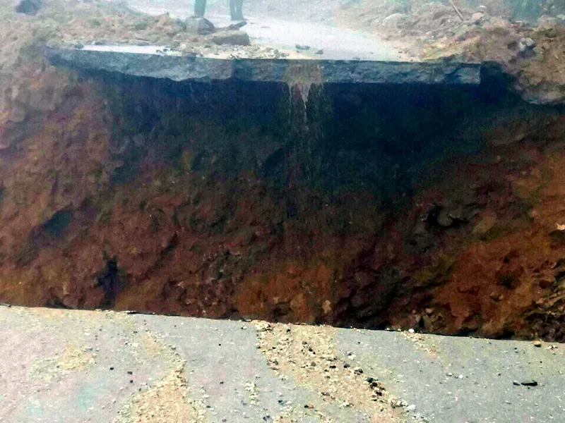 Hàng trăm hộ dân bị cô lập vì đường bị... đứt đoạn ảnh 1