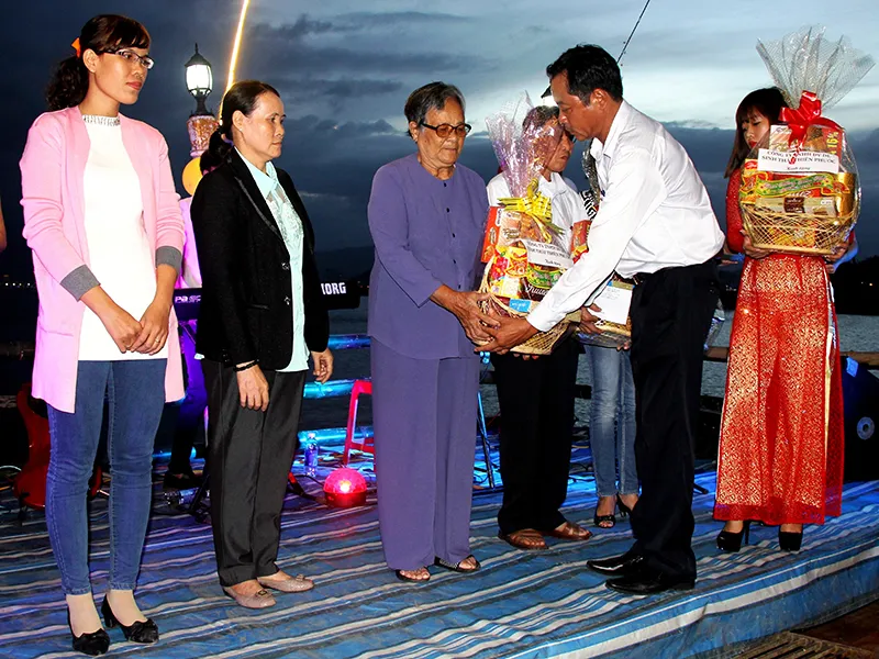 Tặng quà tết cho gia đình liệt sĩ Trường Sa ảnh 1