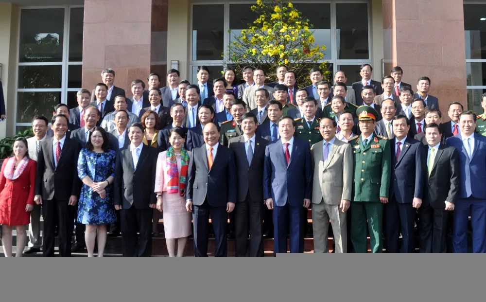 Thủ tướng Nguyễn Xuân Phúc cùng đội ngũ lãnh đạo tỉnh Quảng Nam. - Ảnh: VGP/Hồng Hạnh