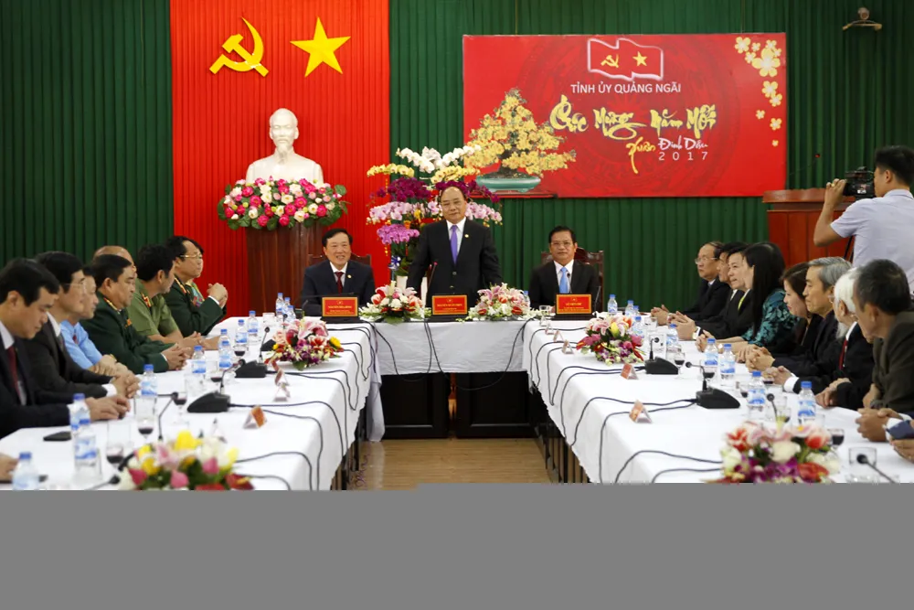 Thủ tướng Nguyễn Xuân Phúc thăm và chúc Tết lãnh đạo, nguyên lãnh đạo chủ chốt tỉnh Quảng Ngãi. - Ảnh: VGP/Hồng Hạnh