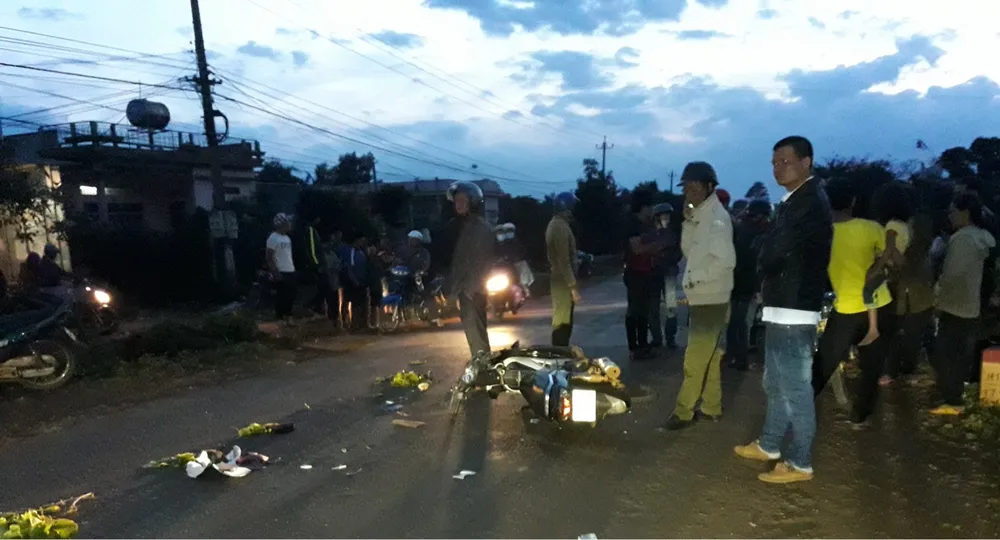 Xe máy chở một gia đình bị tông, 6 người trọng thương ảnh 1 Xe máy chở một gia đình bị tông, 6 người trọng thương ảnh 1