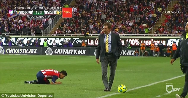 Hài hước: HLV lao vào sân 'ngáng giò' cầu thủ ảnh 3