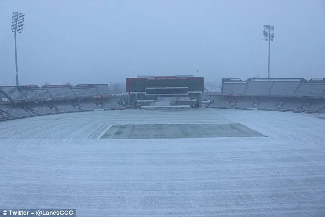 Sân Old Trafford của MU bỗng dưng… hóa đá ảnh 2 Sân Old Trafford của MU bỗng dưng… hóa đá ảnh 2