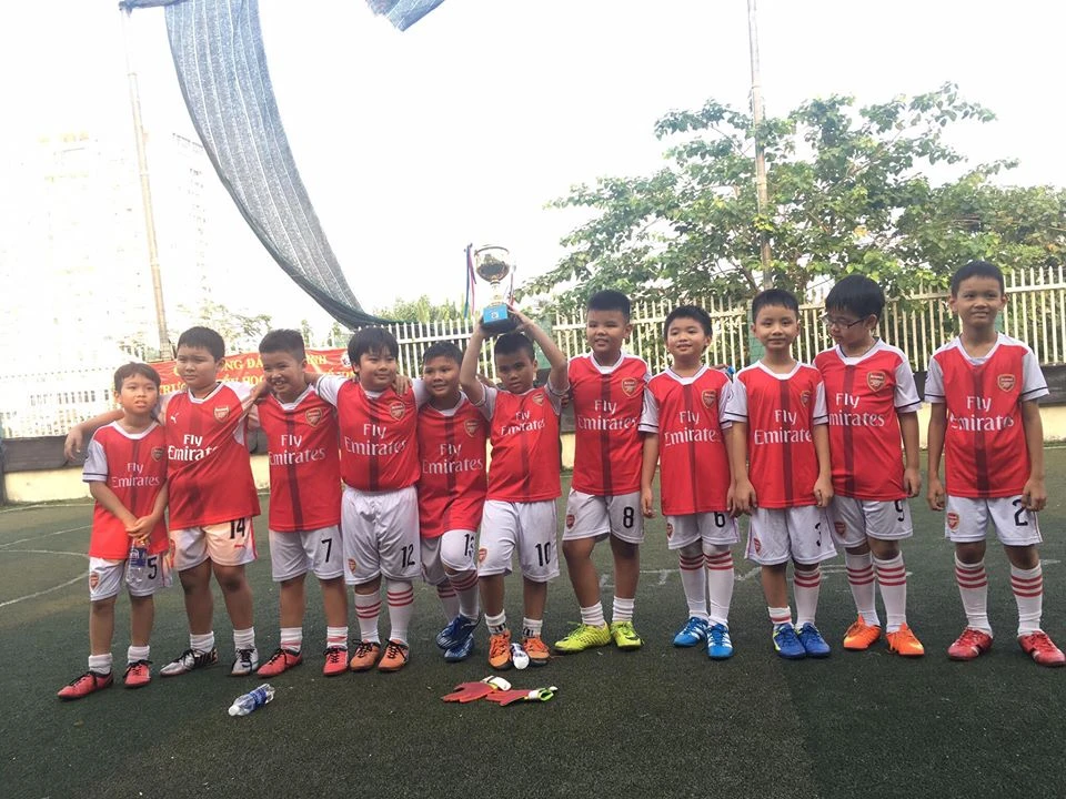 Cậu bé lớp 3 tâng bóng… mệt thì nghỉ ảnh 2