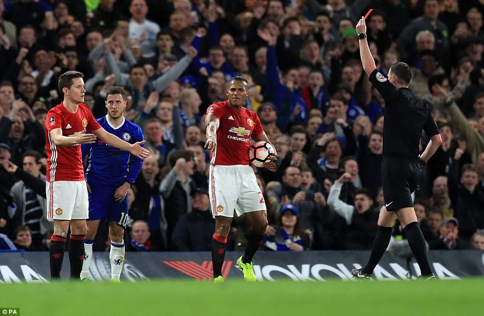 Mất người, MU mất luôn hy vọng ăn ba ảnh 1