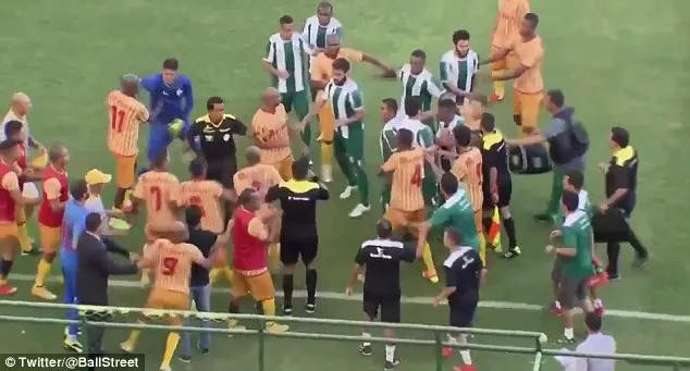 Cầu thủ và CĐV lao vào đánh nhau kinh hoàng trên sân ảnh 1