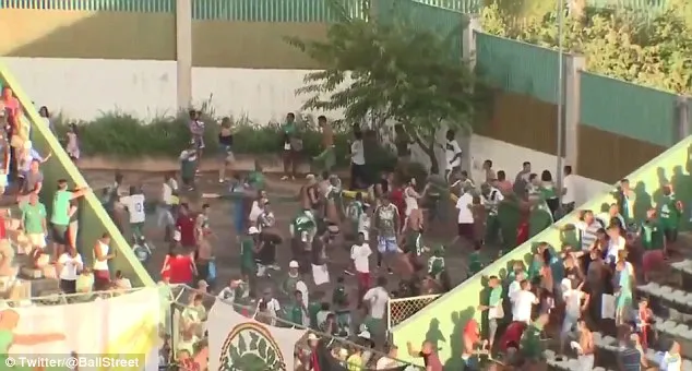 Cầu thủ và CĐV lao vào đánh nhau kinh hoàng trên sân ảnh 3