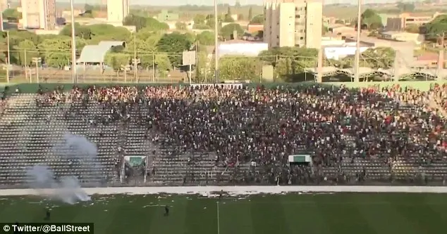 Cầu thủ và CĐV lao vào đánh nhau kinh hoàng trên sân ảnh 6