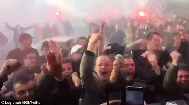 Chưa vô địch Hà Lan, CĐV đã ăn mừng điên dại ảnh 1 Chưa vô địch Hà Lan, CĐV đã ăn mừng điên dại ảnh 1