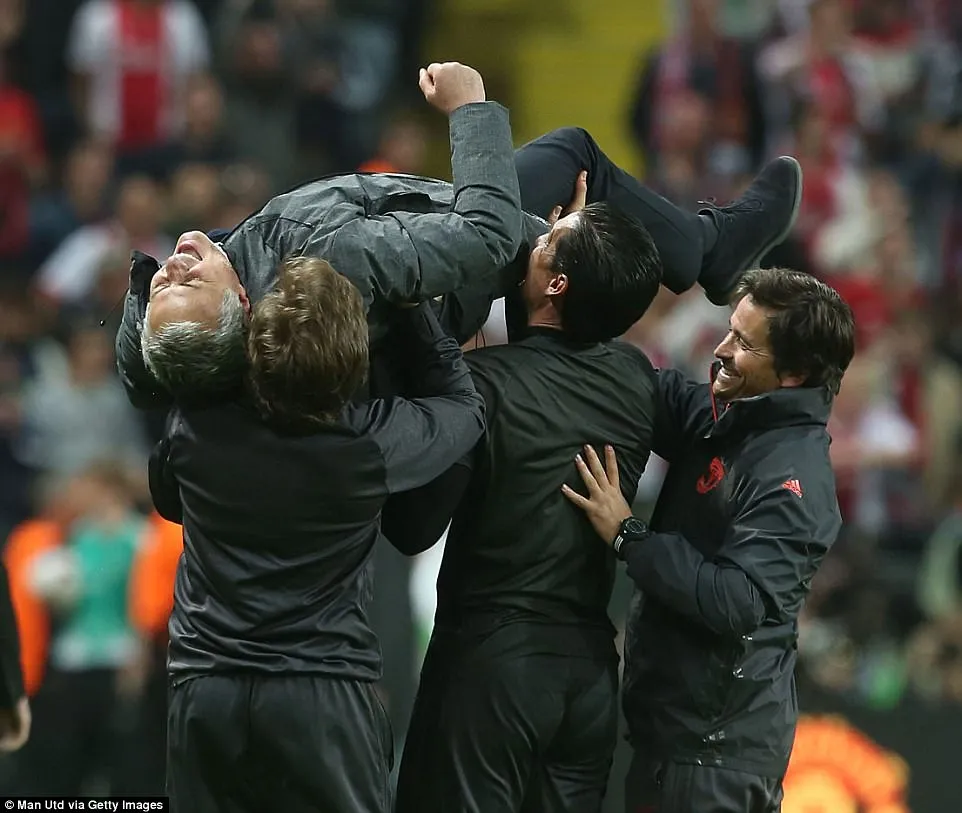 MU vô địch Europa League, Mourinho mừng phát khóc ảnh 12