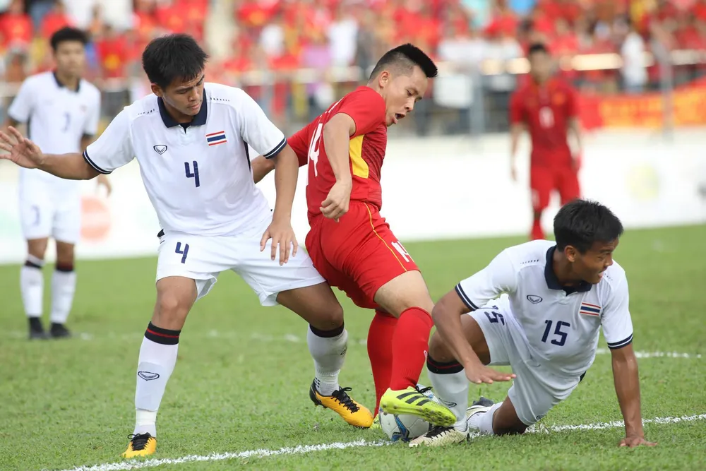 Phí Minh Long sai lầm, Việt Nam thua Thái Lan tan nát ảnh 1