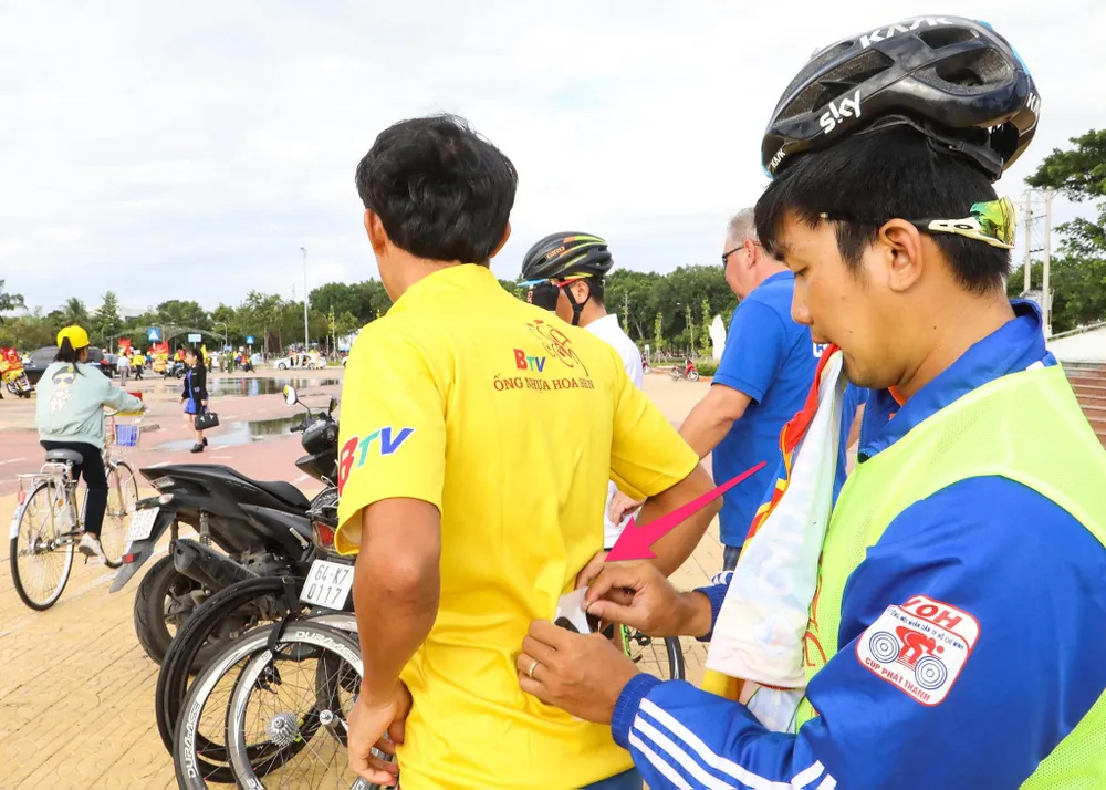 Lùm xùm chuyện cái áo gây khó cho các cua rơ ảnh 3