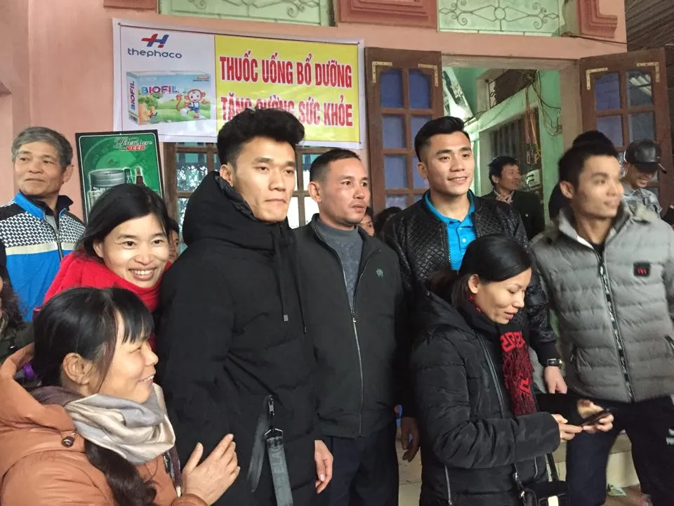 Hàng ngàn người đón thủ môn Bùi Tiến Dũng ở quê nhà ảnh 1