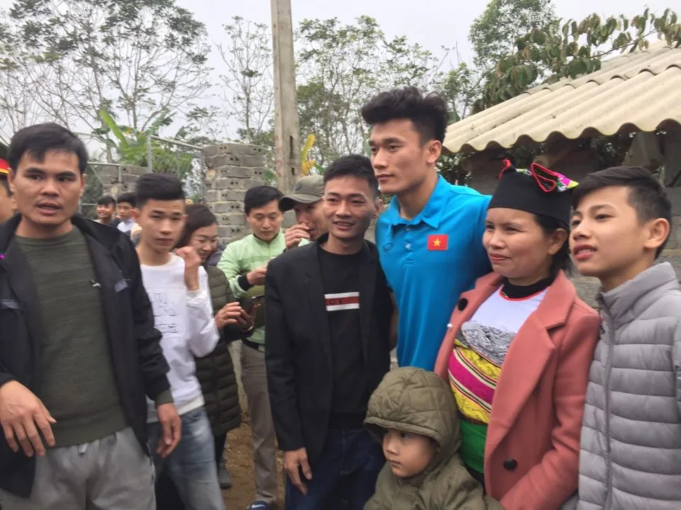 Hàng ngàn người đón thủ môn Bùi Tiến Dũng ở quê nhà ảnh 5