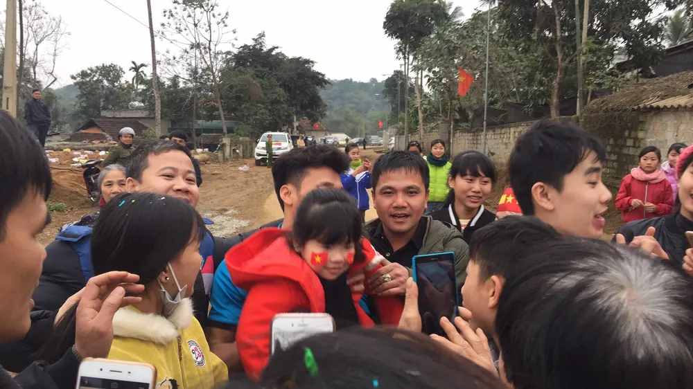 Hàng ngàn người đón thủ môn Bùi Tiến Dũng ở quê nhà ảnh 4