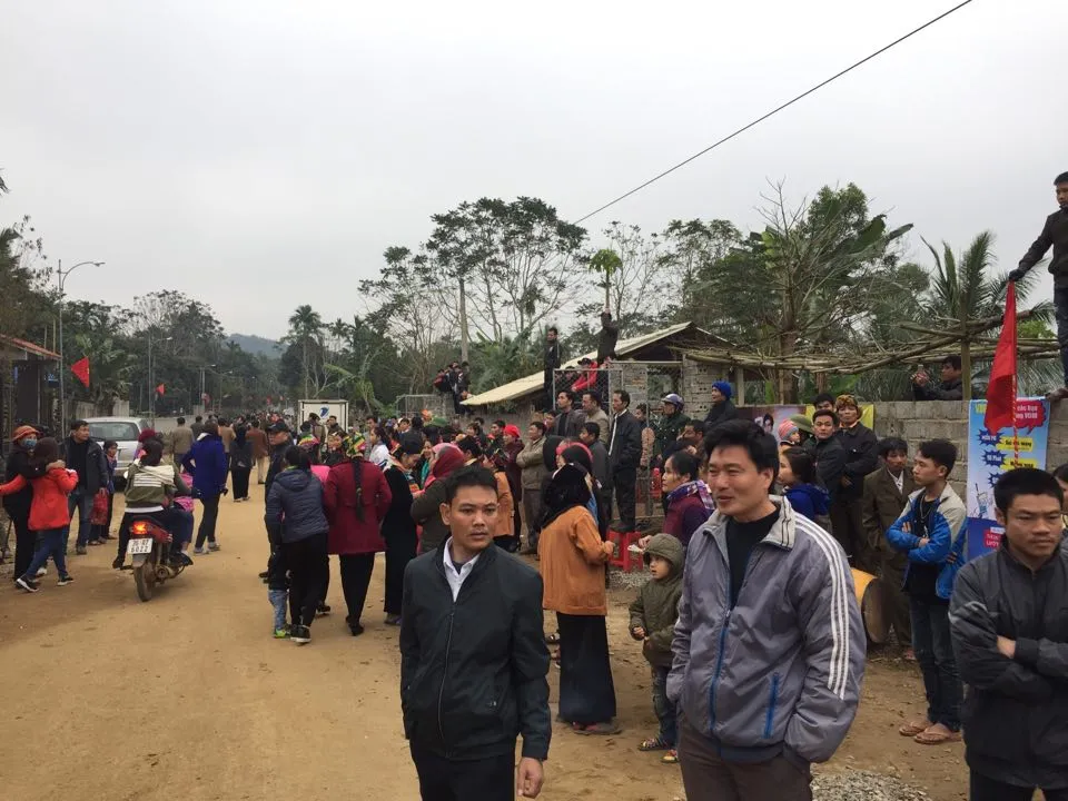 Hàng ngàn người đón thủ môn Bùi Tiến Dũng ở quê nhà ảnh 3