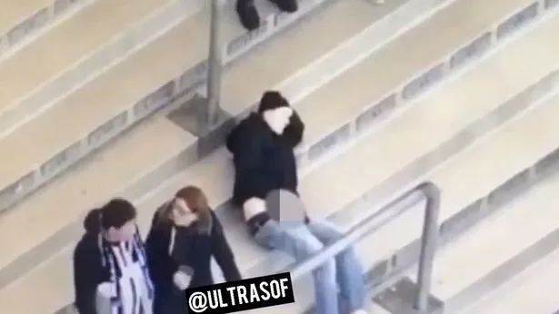 Bị bắt vì thủ dâm ngay trên khán đài ở giải Bundesliga ảnh 1