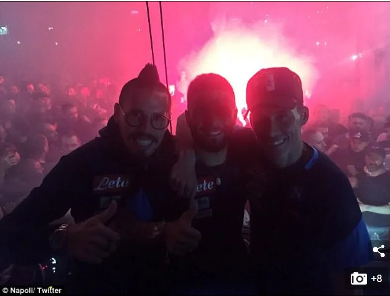 Hi hữu: CĐV Juventus và Napoli lao vào… ôm nhau thắm thiết ảnh 4