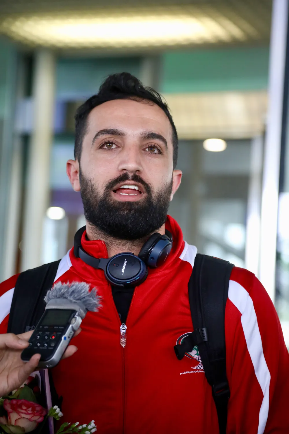 Chùm ảnh Palestine đặt chân đến Nội Bài 'đấu' U-23 Việt Nam ảnh 2