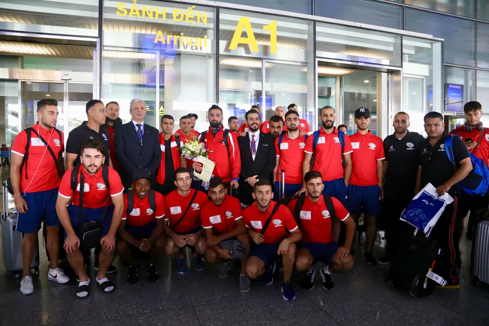 Chùm ảnh Palestine đặt chân đến Nội Bài 'đấu' U-23 Việt Nam ảnh 3