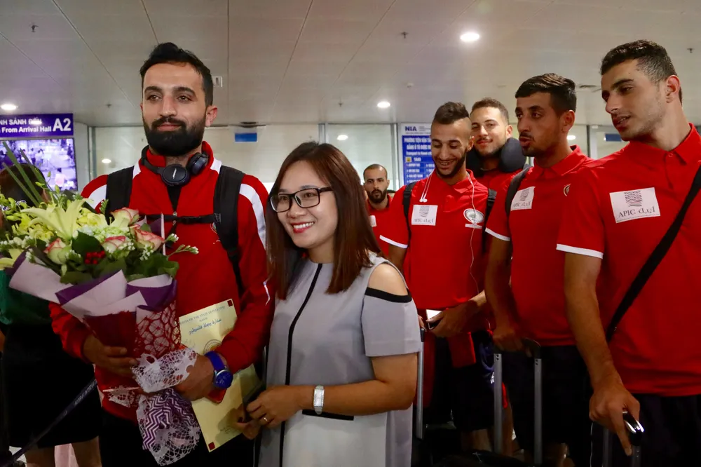Chùm ảnh Palestine đặt chân đến Nội Bài 'đấu' U-23 Việt Nam ảnh 8