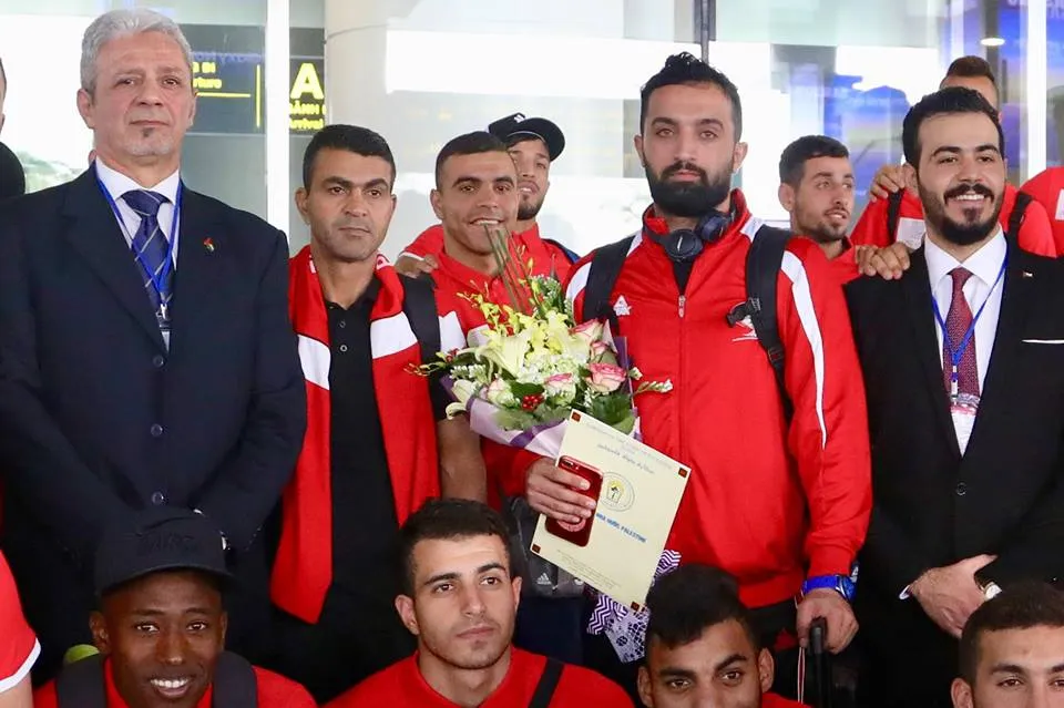 Chùm ảnh Palestine đặt chân đến Nội Bài 'đấu' U-23 Việt Nam ảnh 1