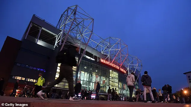 Sân Old Trafford hoảng hồn vì cây súng… đồ chơi ảnh 1 Sân Old Trafford hoảng hồn vì cây súng… đồ chơi ảnh 1