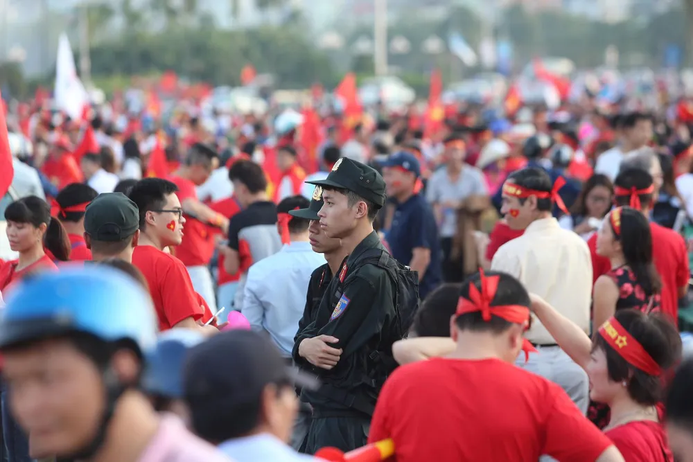 CĐV rợp sắc đỏ, đốt pháo sáng mù mịt trước sân Mỹ Đình ảnh 3 CĐV rợp sắc đỏ, đốt pháo sáng mù mịt trước sân Mỹ Đình ảnh 3