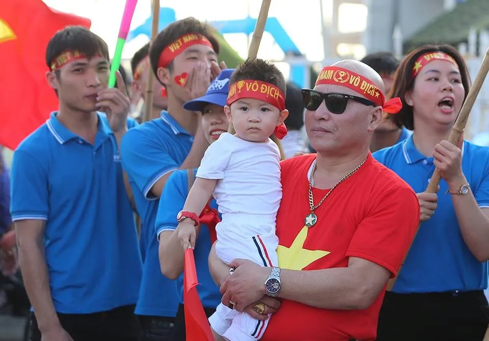 CĐV rợp sắc đỏ, đốt pháo sáng mù mịt trước sân Mỹ Đình ảnh 5 CĐV rợp sắc đỏ, đốt pháo sáng mù mịt trước sân Mỹ Đình ảnh 5