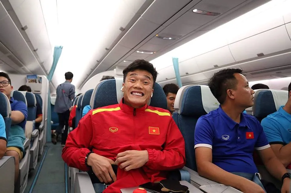 Tuyển Việt Nam về tới Nội Bài, fan hâm mộ cuồng nhiệt chào đón ảnh 5 Tuyển Việt Nam về tới Nội Bài, fan hâm mộ cuồng nhiệt chào đón ảnh 5